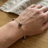 Bracelet or jaune 9 carats et 3 perles de Tahiti 8/9mm porté au poignet.