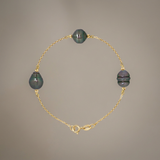 Bracelet or jaune 9 carats trois perles de Tahiti baroques 8/9mm sur chaîne fine.