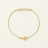 Bracelet en or jaune 9 carats avec six perles blanches alignées sur chaîne fine.