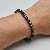 Bracelet perles d'eau douce Black Tahiti et argent 925 porté au poignet.