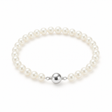 Bracelet perles blanches 5/6 mm avec fermoir boule en argent 925 sur fond blanc.