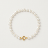 Bracelet en perles blanches avec fermoir anneau ressort en or jaune 9 carats.