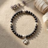 Bracelet perles d'eau douce noires et argent 925 avec pendentif trèfle porte-bonheur.
