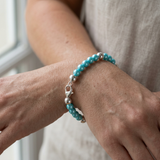 Bracelet en argent 925 et perles d'eau douce bleu turquoise porté au poignet.