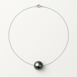 Collier en argent 925 avec une perle de Tahiti noire de 10-11 mm sur chaîne fine.