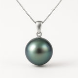 Collier en argent 925 avec perle de Tahiti cerclée 11-12 mm aux reflets verts sur fond neutre.