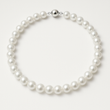 Collier en argent 925 et perles blanches 9/10 mm avec fermoir boule, présenté à plat sur fond blanc.