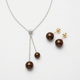 Collier et boucles d'oreilles à perles chocolat sur chaîne argentée et dorée.