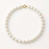 Collier de perles blanches 8/9 mm sur fond neutre avec fermoir anneau en or jaune 9 carats.