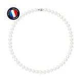 Collier de perles blanches 9/10 mm en argent 925 avec fermoir boule, présenté à plat.