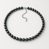 Collier de perles noires en argent 925, fermoir anneau réglable, fond blanc.