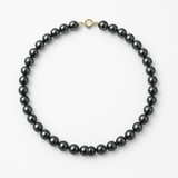 Collier de perles noires rondes graduées avec fermoir anneau en or jaune 9 carats.