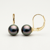 Dormeuses en or jaune 9 carats avec perles de Tahiti noires irisées, fermoir levier visible.
