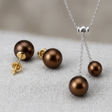 Collier et boucles d'oreilles ornés de perles chocolat sur chaîne argentée.