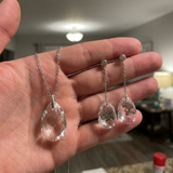 Parure argent 925 avec pendentif et boucles d'oreilles ornés de cristaux taille poire transparents.