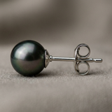 Puces d'oreilles or blanc 9 carats avec perle de Tahiti noire, vues de côté avec fermoir papillon.