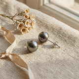 Puces d'oreilles en or blanc 9 carats serties de perles de Tahiti grises irisées.