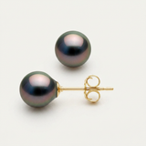 Puces d'oreilles en or jaune 9 carats avec perles de Tahiti noires aux reflets irisés.