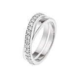 Bague alliance croisée en argent 925 ornée d'oxydes de zirconium sur fond blanc.