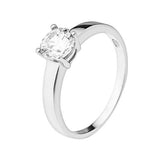 Bague solitaire en argent 925 avec oxyde de zirconium blanc serti 4 griffes, fond blanc.