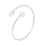 Bracelet jonc ouvert en argent 925 avec deux perles blanches aux extrémités.